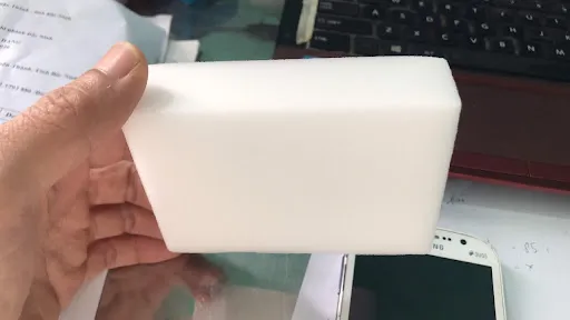 Xốp melamine loại bỏ vết bẩn bằng cơ chế ma sát vi mô
