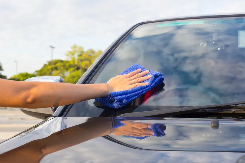 Vết ố trên kính xe hình thành từ nước mưa, bụi bặm và cặn khoáng