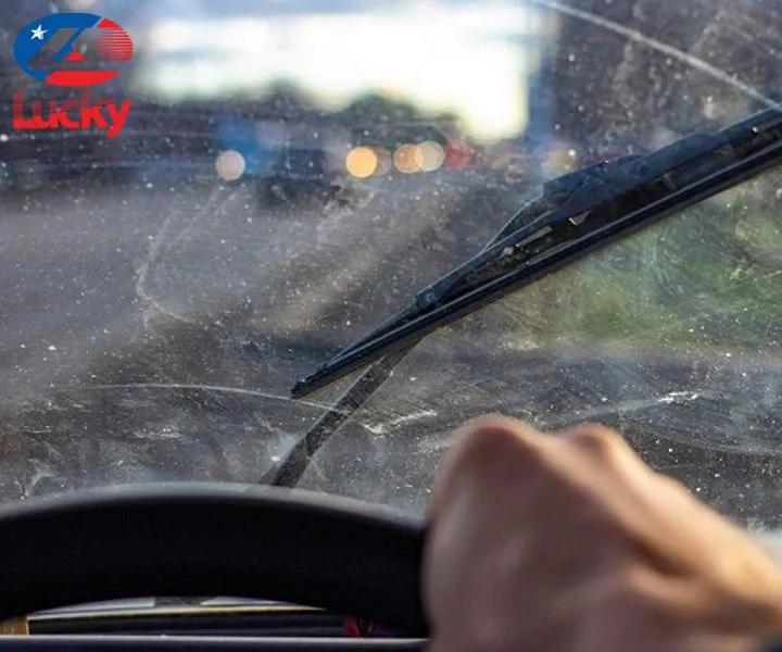 Kính bị mờ đục do các vết ố gây cản trở tầm nhìn khi lái xe