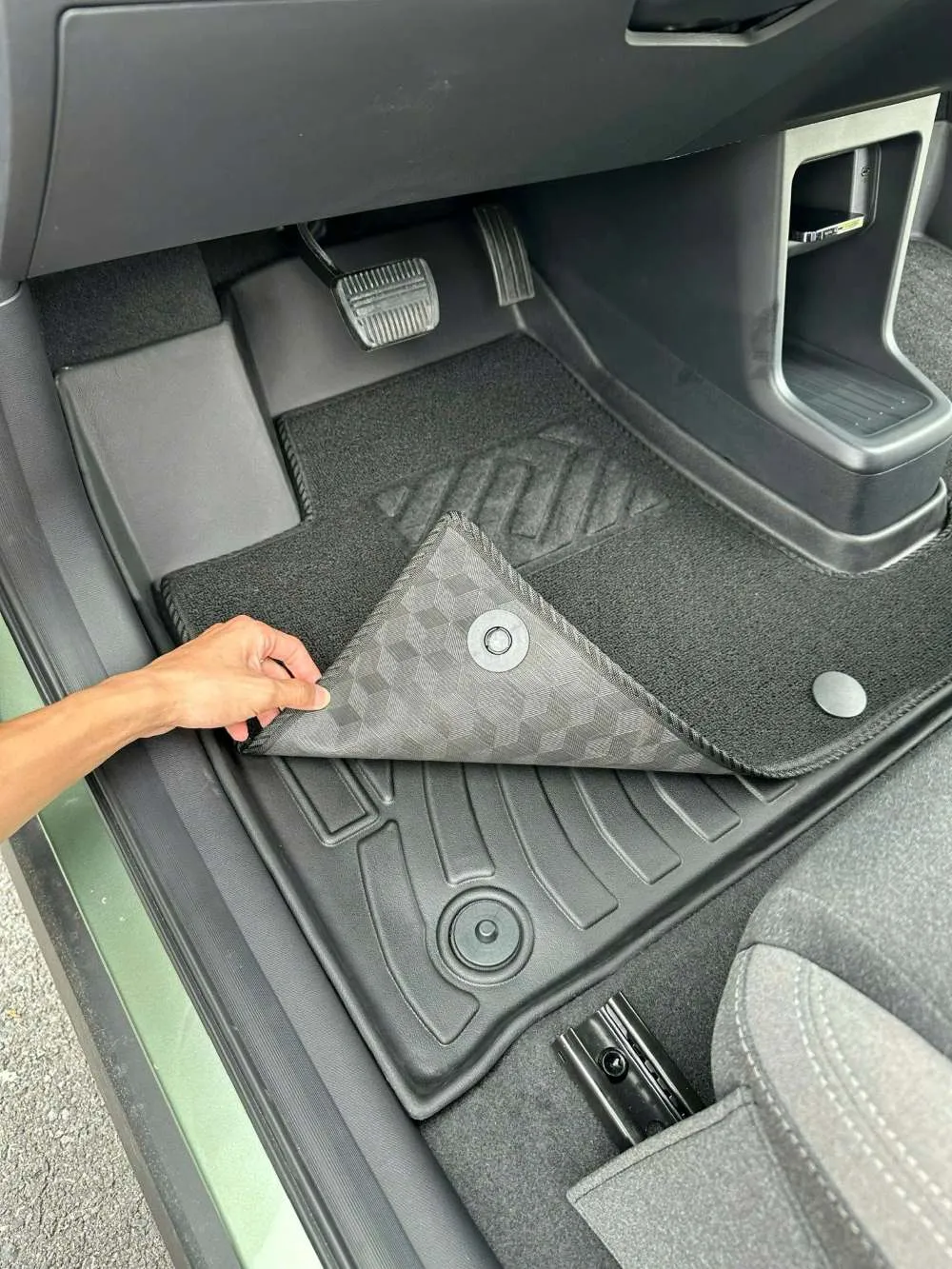 Người thợ đang thực hiện cách tháo sàn xe ô tô một cách cẩn thận