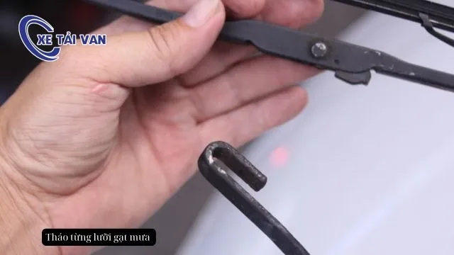 Tháo từng lưỡi gạt mưa