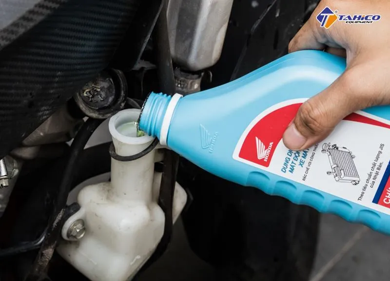 Quá trình châm nước làm mát mới và khử khí sau khi đã súc rửa sạch hệ thống