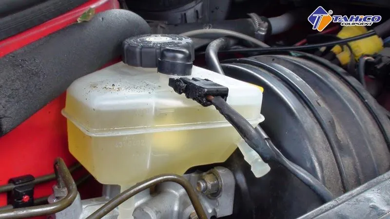 Kiểm tra mức nước làm mát và màu sắc định kỳ theo lịch bảo dưỡng của nhà sản xuất