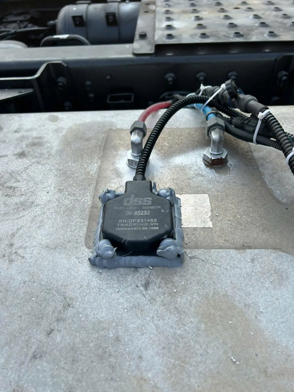 Thiết bị cảm biến giám sát nhiên liệu giúp tính định mức dầu xe tải chính xác