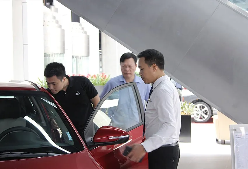 Giá tính thuế trước bạ xe ô tô mới được quy định theo khung giá của cơ quan nhà nước