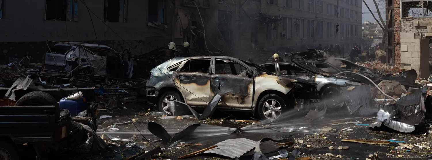 Mô tả hình ảnh: Một chuyên gia đang kiểm tra động cơ xe ô tô, nhấn mạnh tầm quan trọng của việc bảo dưỡng định kỳ để phòng ngừa cháy nổ và rủi ro