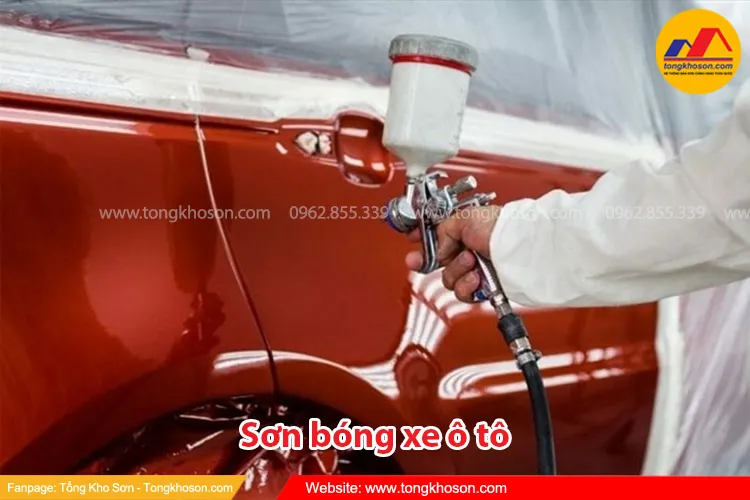 Sơn bóng xe ô tô là lớp phủ cuối cùng, giúp tăng độ sâu, độ bóng và khả năng bảo vệ của quy trình sơn dặm