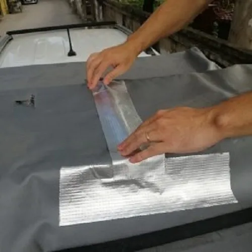 Dùng keo dán chuyên dụng là một cách vá bạt xe tải hiệu quả cho những vết rách nhỏ
