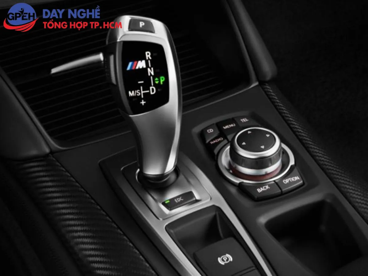 Minh họa khoang lái và vô lăng xe ô tô tự động