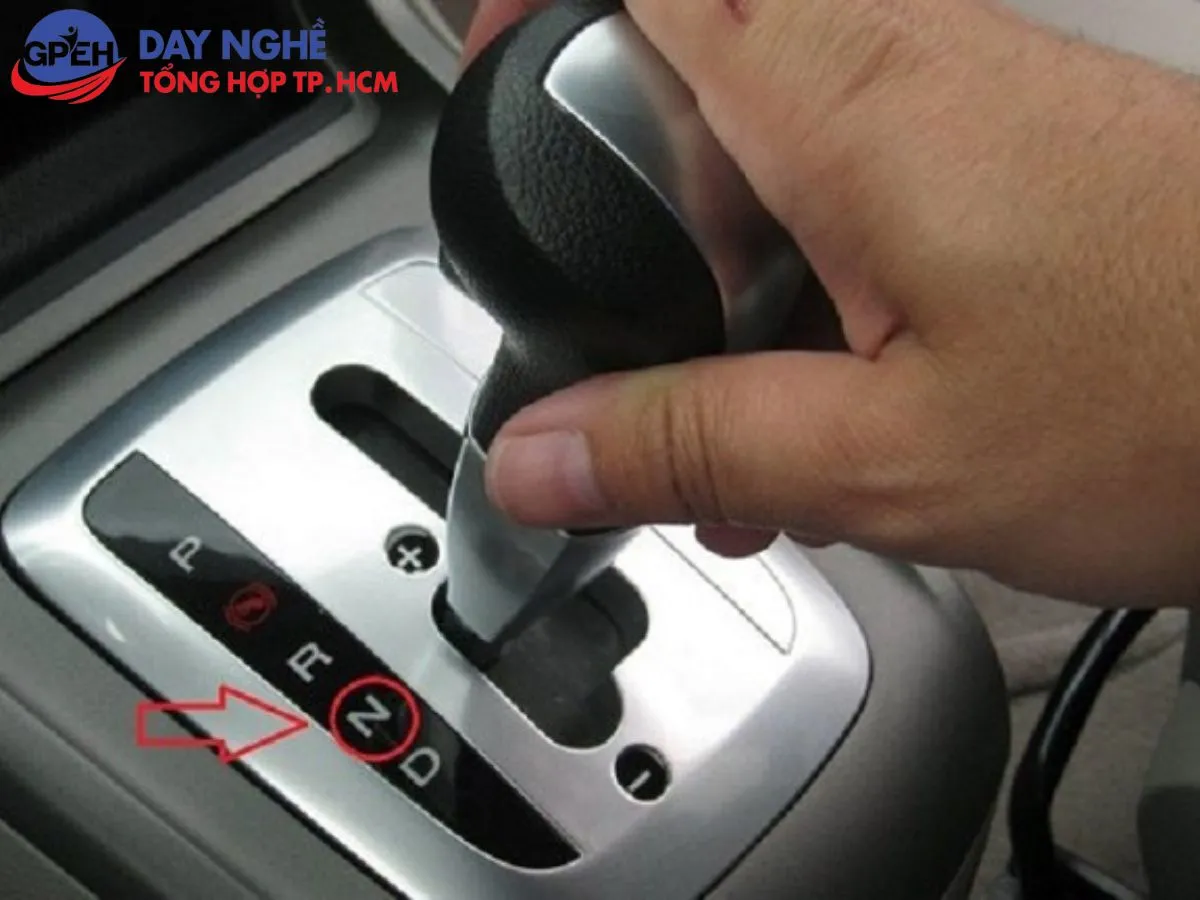 Minh họa thao tác vào số xe ô tô tự động đúng cách