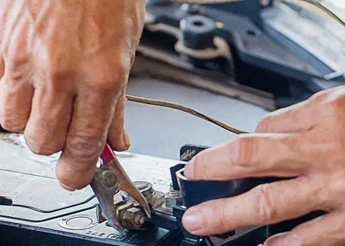 Vệ sinh ắc quy ô tô đúng cách