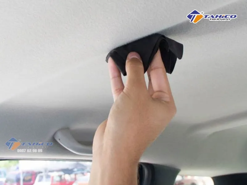 Cách vệ sinh nội thất ô tô nên sử dụng súng tạo lốc xoáy để phun dung dịch làm sạch trần xe giúp lấy đi hết bụi bẩn