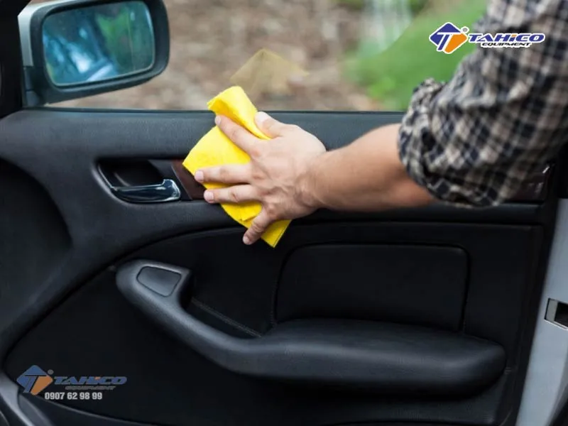 Cách vệ sinh nội thất ô tô sử dụng khăn microfibre hay còn gọi là khăn siêu mịn vì chúng loại bỏ các vết ố trên cửa sổ rất tốt