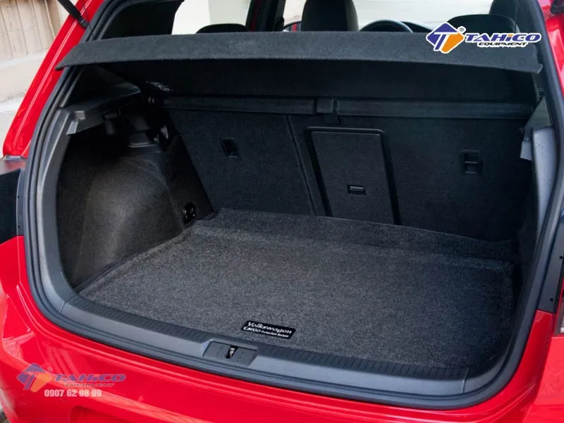 Cách vệ sinh nội thất ô tô cần phải dọn dẹp những thứ không cần thiết rồi hút bụi ở cốp xe