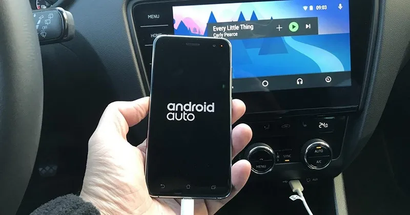 Minh họa kết nối điện thoại Android với màn hình xe thông qua Android Auto