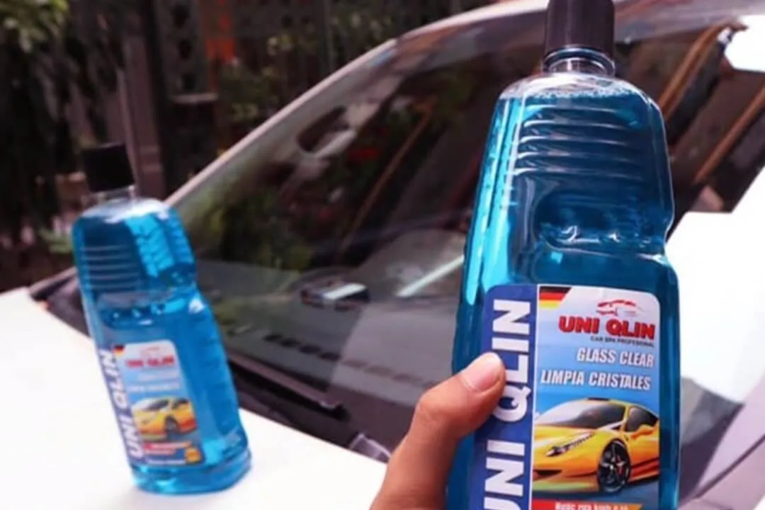 Sử dụng dung dịch đánh bóng là một cách xử lý kính ô tô bị trầy được nhiều người lựa chọn
