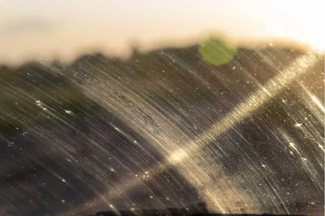 Tác động vật lý từ môi trường là nguyên nhân gây trầy xước kính ô tô