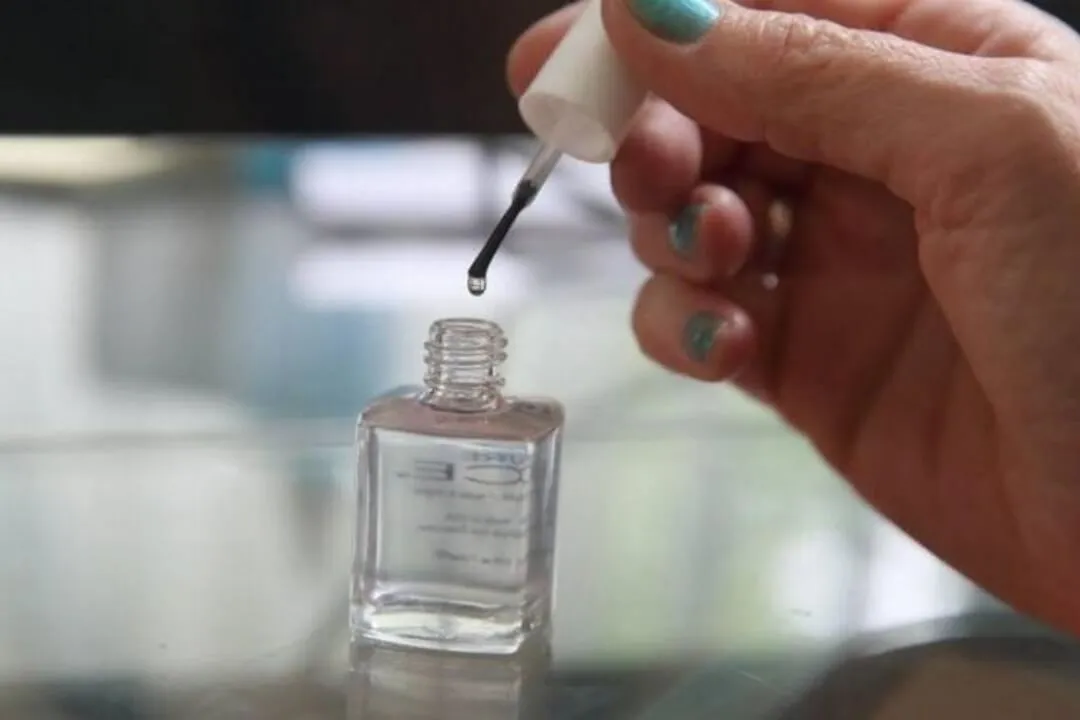 Sử dụng sơn móng tay màu trắng suốt là cách xử lý kính ô tô bị trầy xước nhẹ