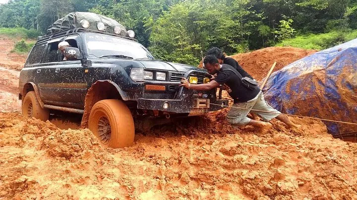 Cách xử lý ô tô bị sa lầy hiệu quả