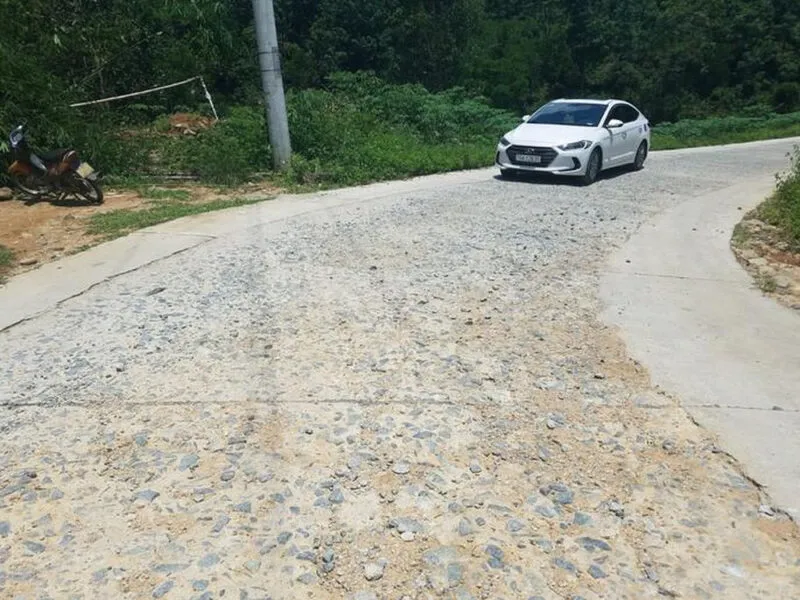 Kiểm tra mức độ vết trầy xước trên lớp sơn xe ô tô bằng móng tay