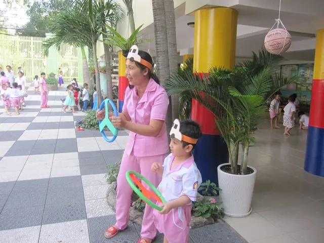 Hình ảnh trẻ đang nhập vai lái xe ô tô với vô lăng giả lập trong trò chơi cách chơi ô tô và chim sẻ