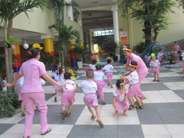 Trẻ đóng vai chim sẻ đang bay nhanh né tránh ô tô để thực hiện cách chơi ô tô và chim sẻ đúng luật