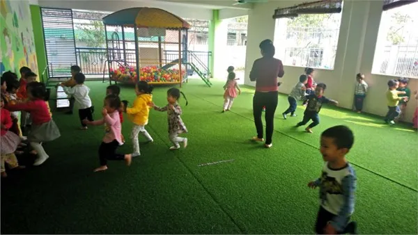 Hướng dẫn cách chơi ô tô và chim sẻ, hình ảnh minh họa trẻ đang chuẩn bị chơi với vòng tròn vô lăng