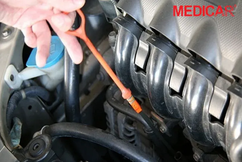 Que thăm dầu hộp số sàn thường có vạch Min-Max rõ ràng