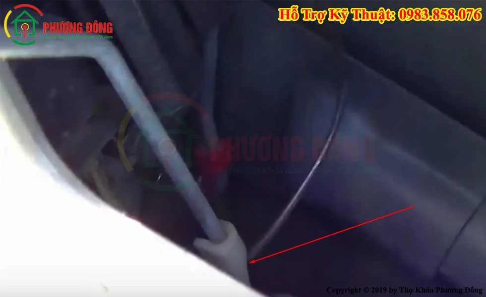 Cách giật chốt mở cửa xe ô tô bằng móc quần áo