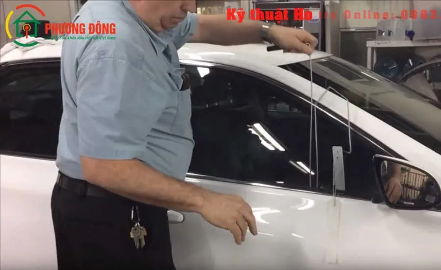 Cách bẻ móc sắt để mở cửa xe ô tô