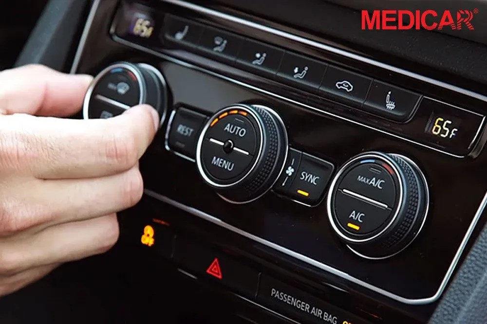 Đỗ xe dưới bóng râm giúp giảm nhiệt độ cabin đáng kể, là một phần của cách sử dụng điều hòa ô tô mùa hè thông minh