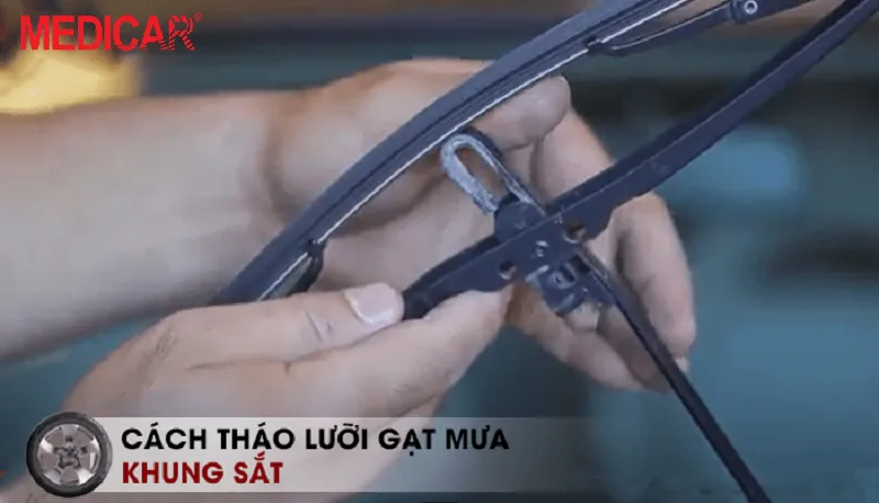 Tháo cần gạt mưa ô tô khỏi chốt nối chính