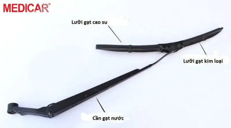 Vệ sinh kính chắn gió trước khi lắp gạt mưa mới