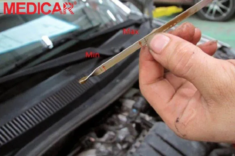 Châm dầu nhớt mới từ từ qua phễu để tránh làm đổ và kiểm soát lượng dầu nạp vào động cơ