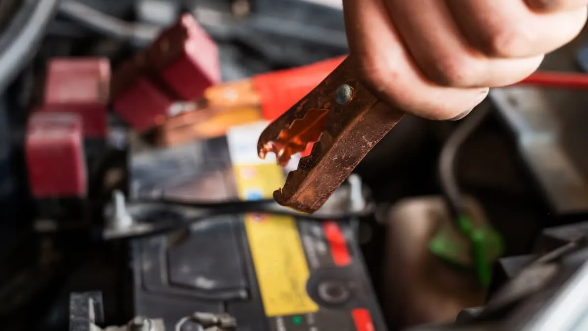 Cách kích điện (đề nổ) xe ô tô khi hết bình