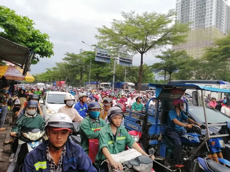 Cấm theo giờ ô tô tải trên đường Nguyễn Văn Linh
