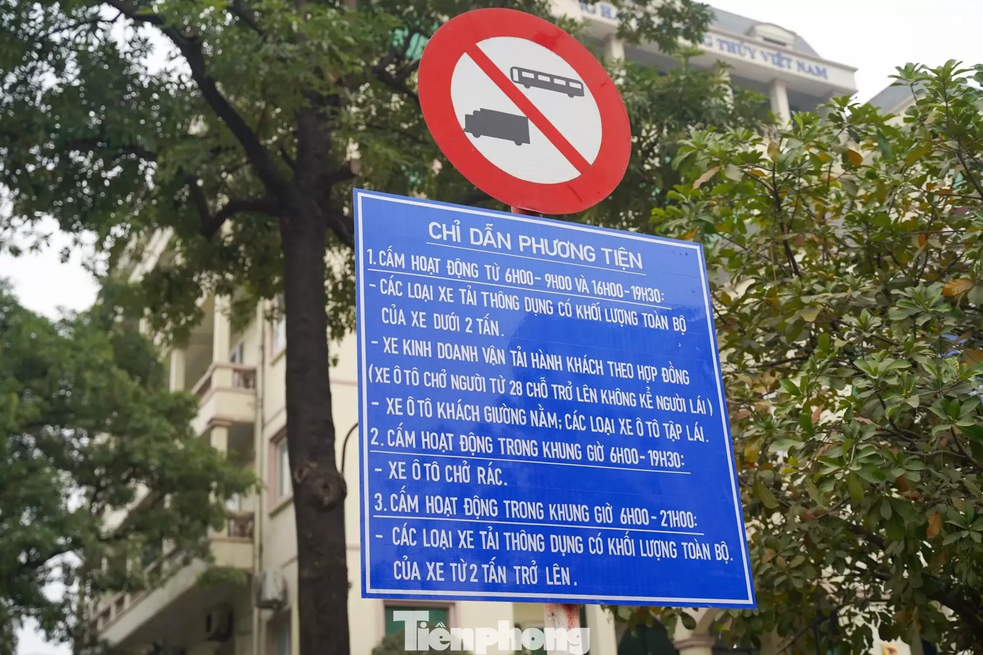 Biển báo cấm xe tải tại nút giao Vành đai 3.5 - Pháp Vân