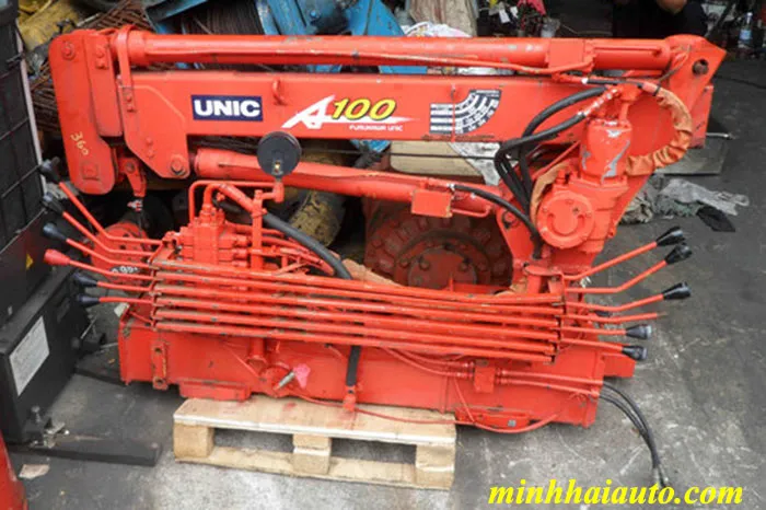 cần cẩu unic 1 tấn