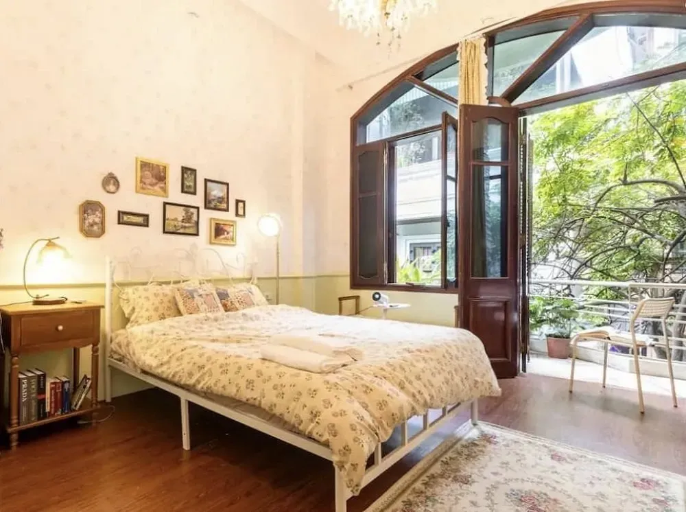 Căn phòng đậm chất vintage, sạch sẽ và ấm cúng, như không gian nội thất xe ô tô lý tưởng sau khi giặt nệm xe ô tô