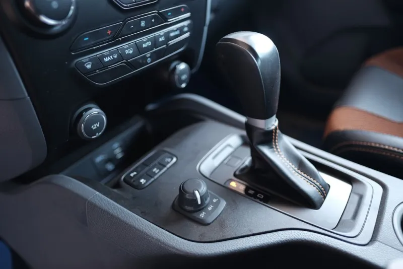 Cần số tự động 6 cấp và nút gài cầu điện của Ford Ranger Wildtrak 2017