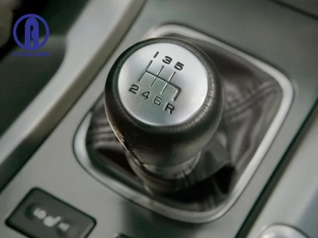 Hình: Điều chỉnh cần số trên xe ô tô số sàn