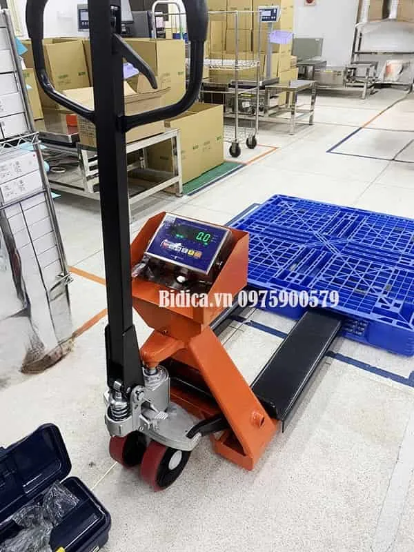 Xe nâng có cân điện tử BDC-8280E giúp kiểm soát tải trọng trực tiếp khi di chuyển