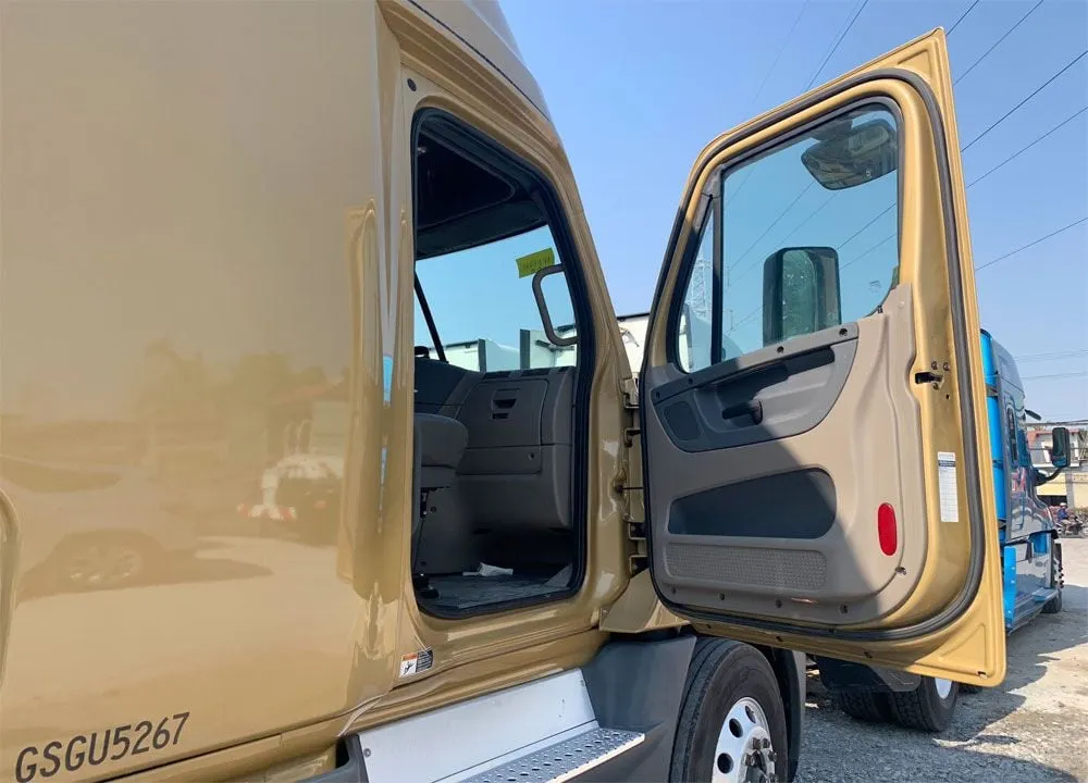 Cánh cửa cabin chế tạo từ hợp kim nhôm nhẹ nhưng cực kỳ chắc chắn và cách âm tốt