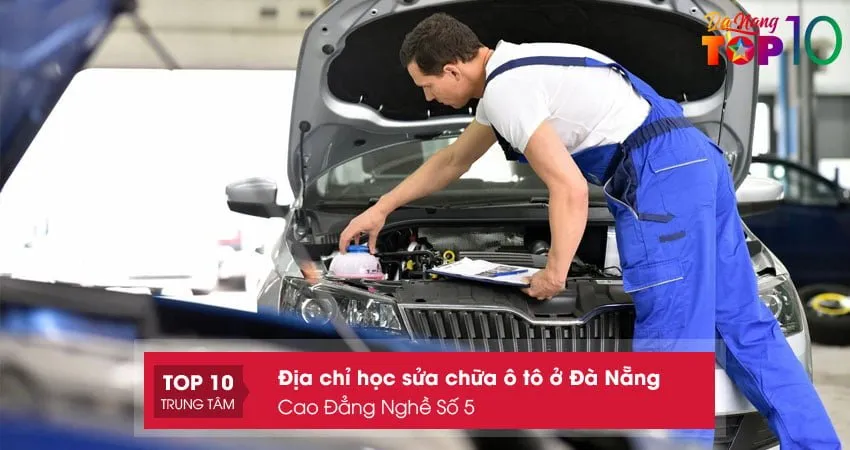 Học viên Trường Cao Đẳng Nghề Số 5 – Bộ Quốc Phòng trong giờ thực hành lắp đặt chi tiết kỹ thuật ô tô