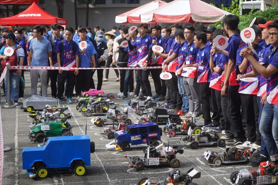 Xe ô tô mini đang di chuyển trong một cuộc đua