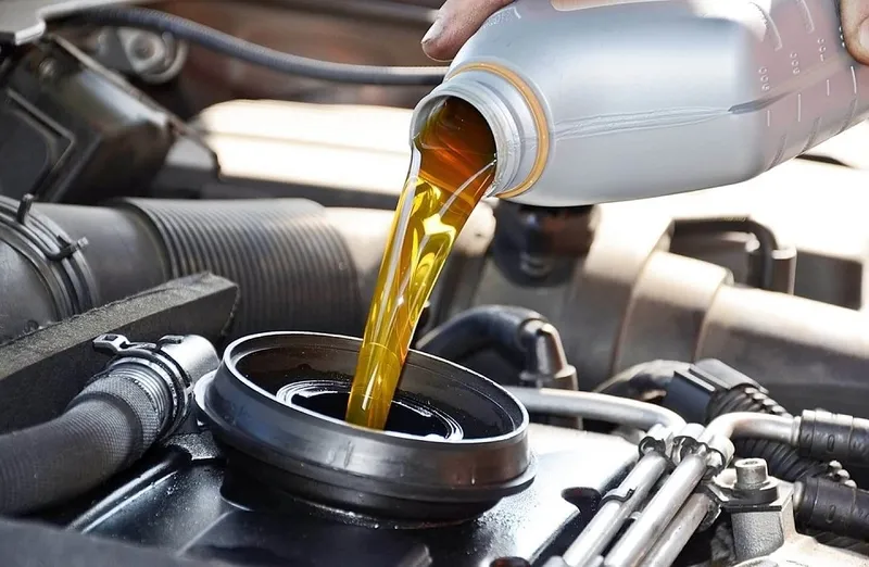 Dầu nhớt Castrol 5W30 là dầu tổng hợp hay gốc khoáng?