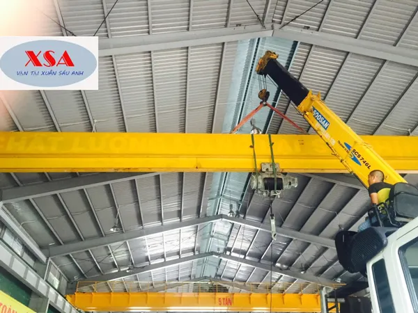 Cẩu hàng trong xưởng sản xuất tại Dĩ An