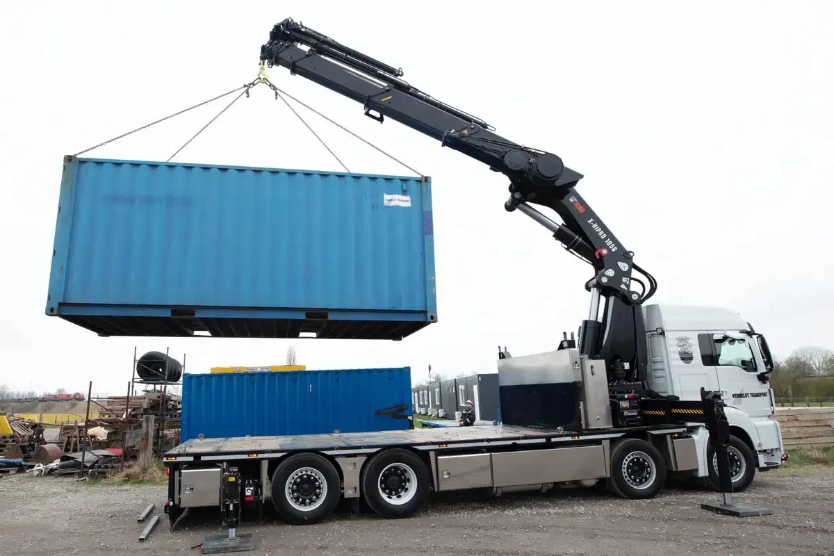 DÃ¹ng xe cáº©u tá»± hÃ nh nÃ¢ng háº¡ vÃ  váº­n chuyá»ƒn thungh container