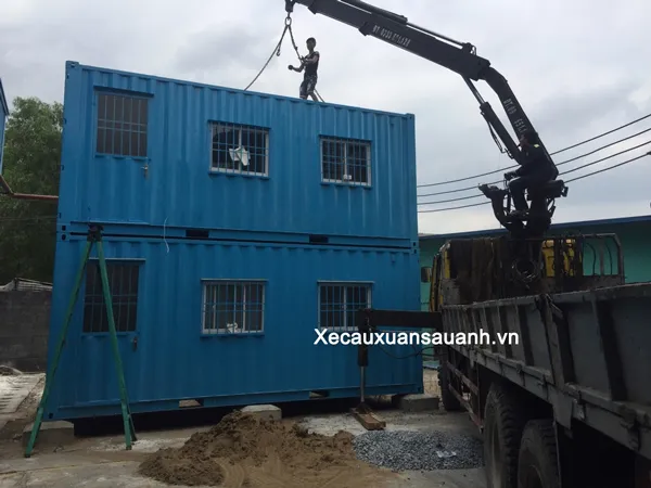 Cẩu thùng container tại khu công nghiệp Bình Dương