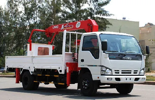 Dòng xe cẩu tự hành vận hành tại khu vực cảng biển và kho bãi